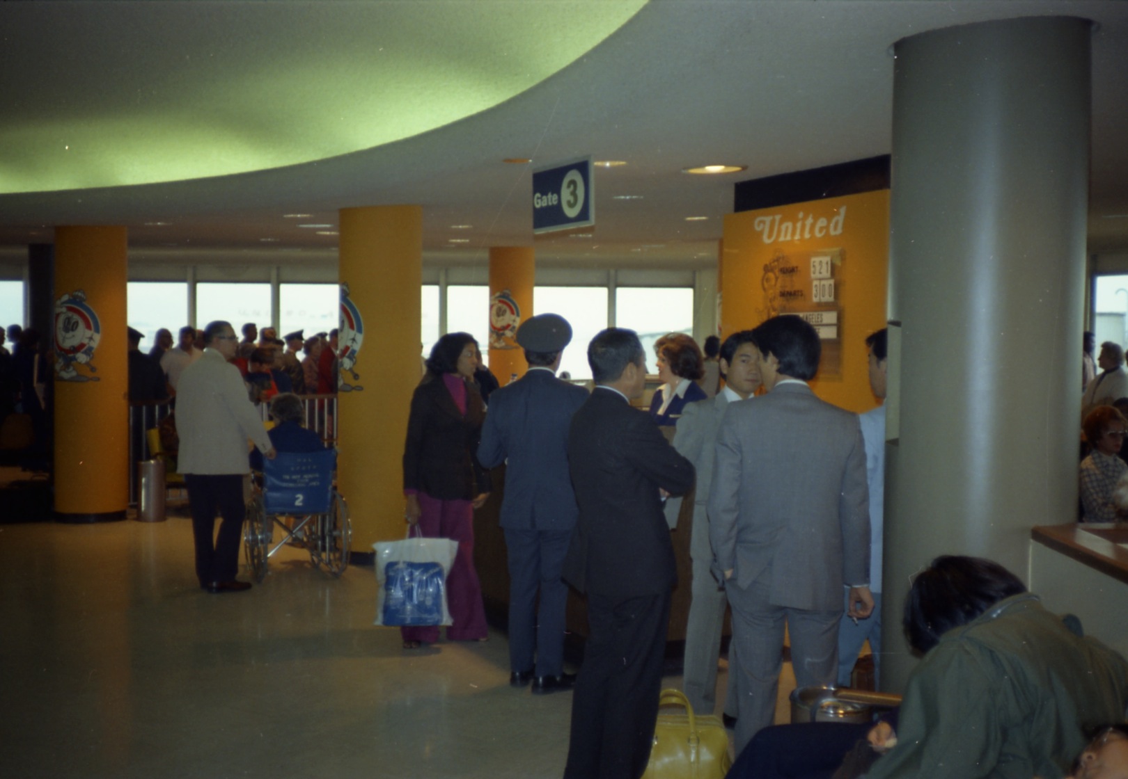 negative: San Francisco International Airport (SFO), boarding area interior